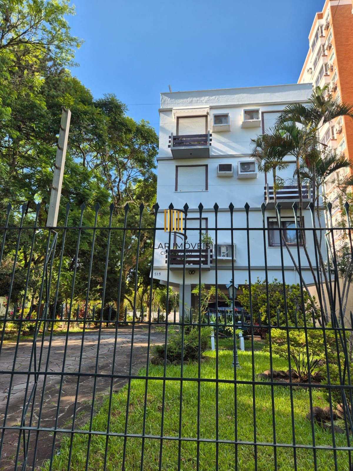 1 Dormitório, semi mobiliado com vaga