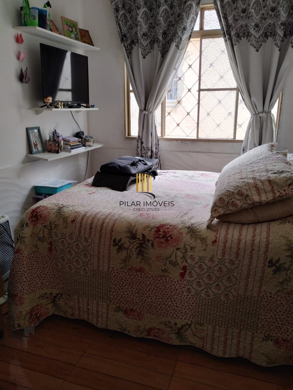 Terreno com duas frentes, três casas  (duas c/dois dormitórios e a outra tipo tipo JK)