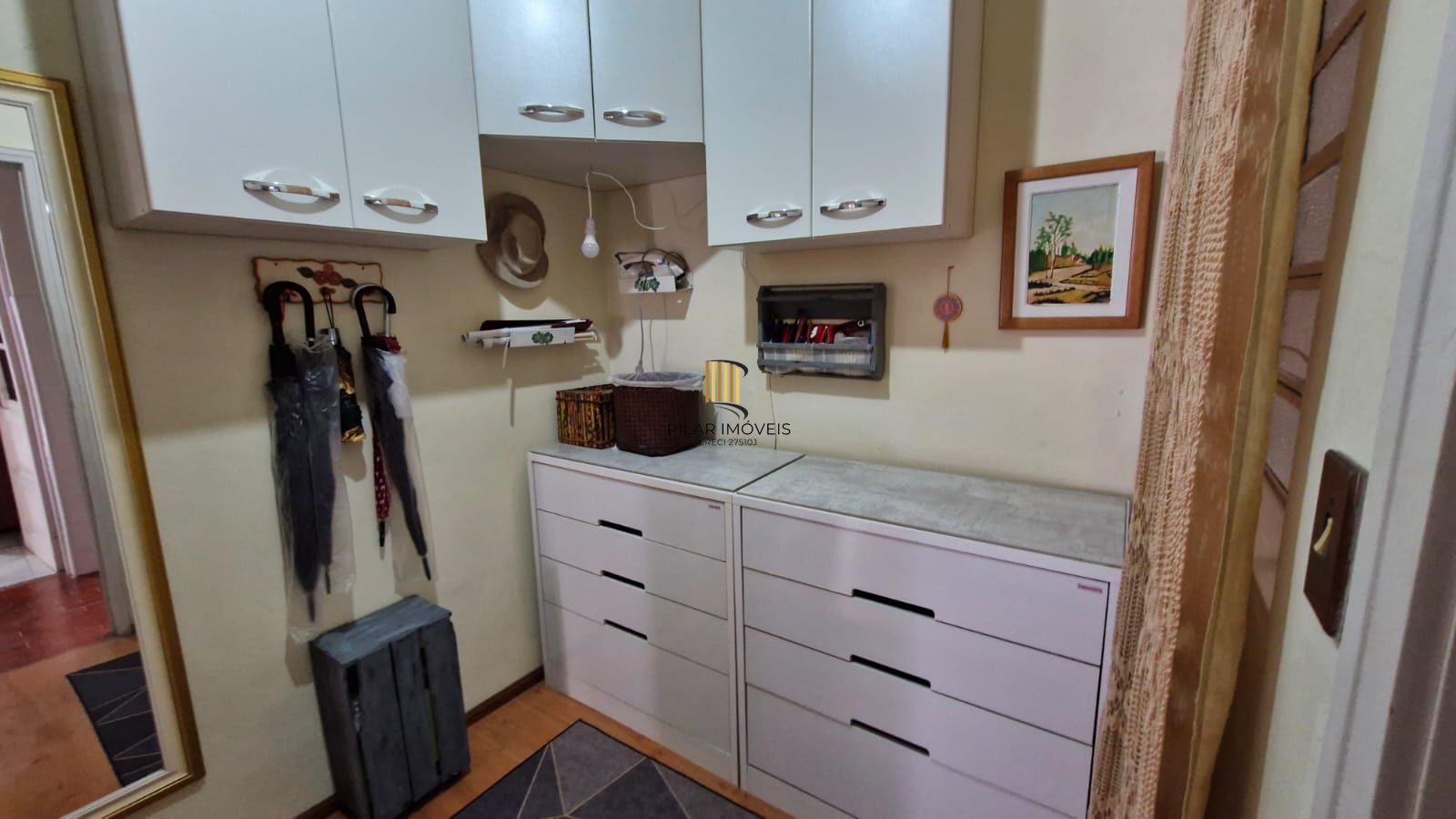 Apartamento no Menino Deus com 2 dormitórios e dependência de empregada com banheiro