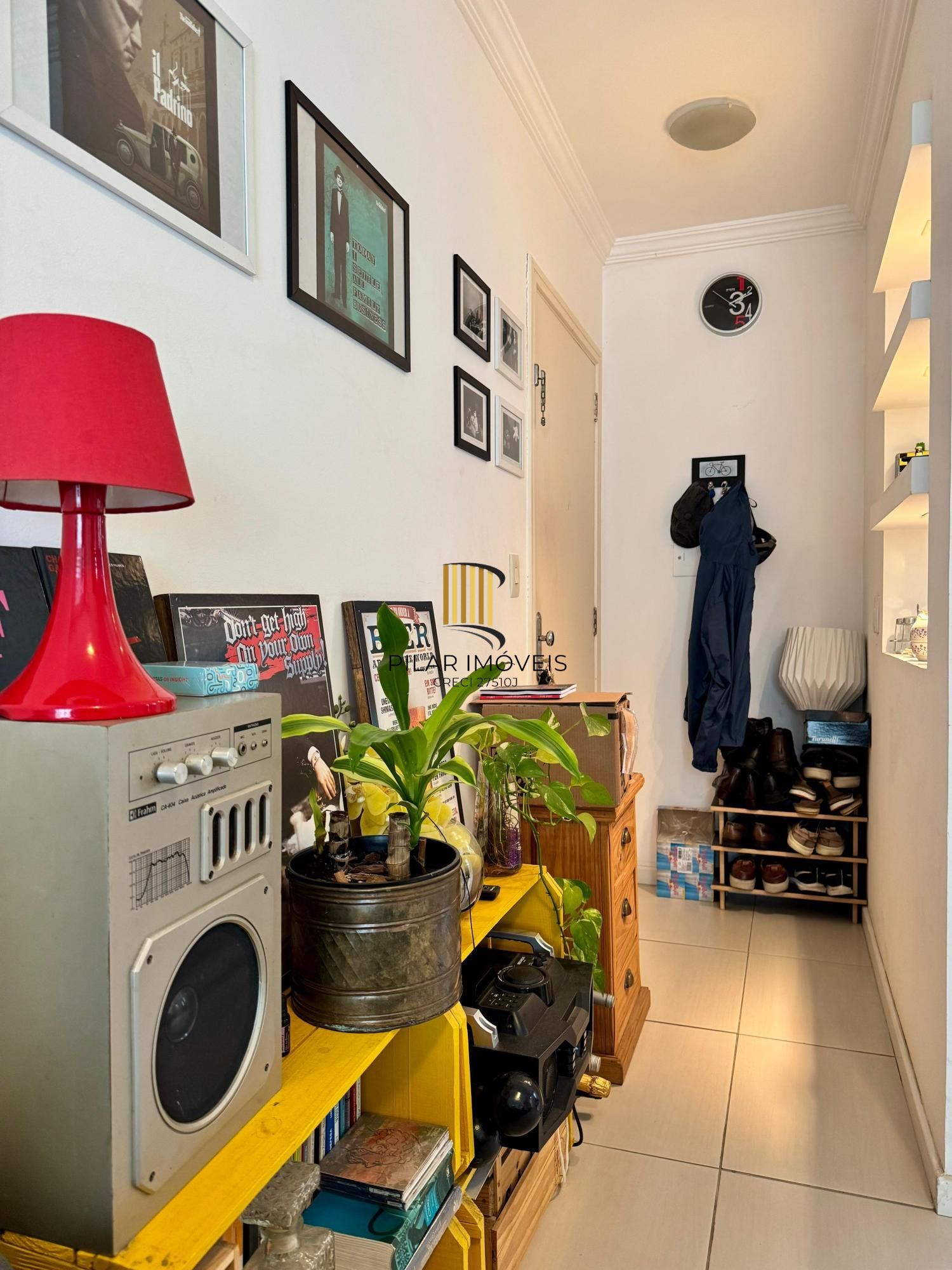 Apartamento semimobiliado em excelentes condições.