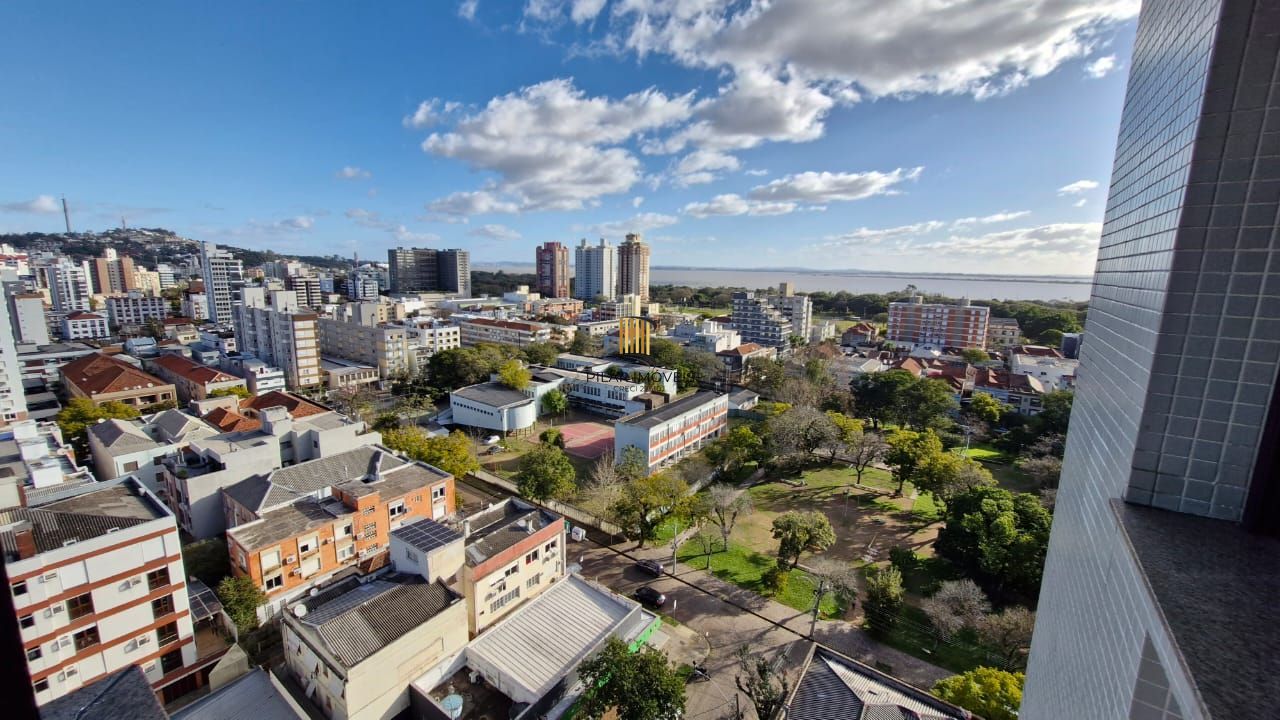 Apartamento impecável de frente no Menino Deus, 103,00 m² de área útil, 2 dormitórios, varanda integrada com churrasqueira, 2 garagens