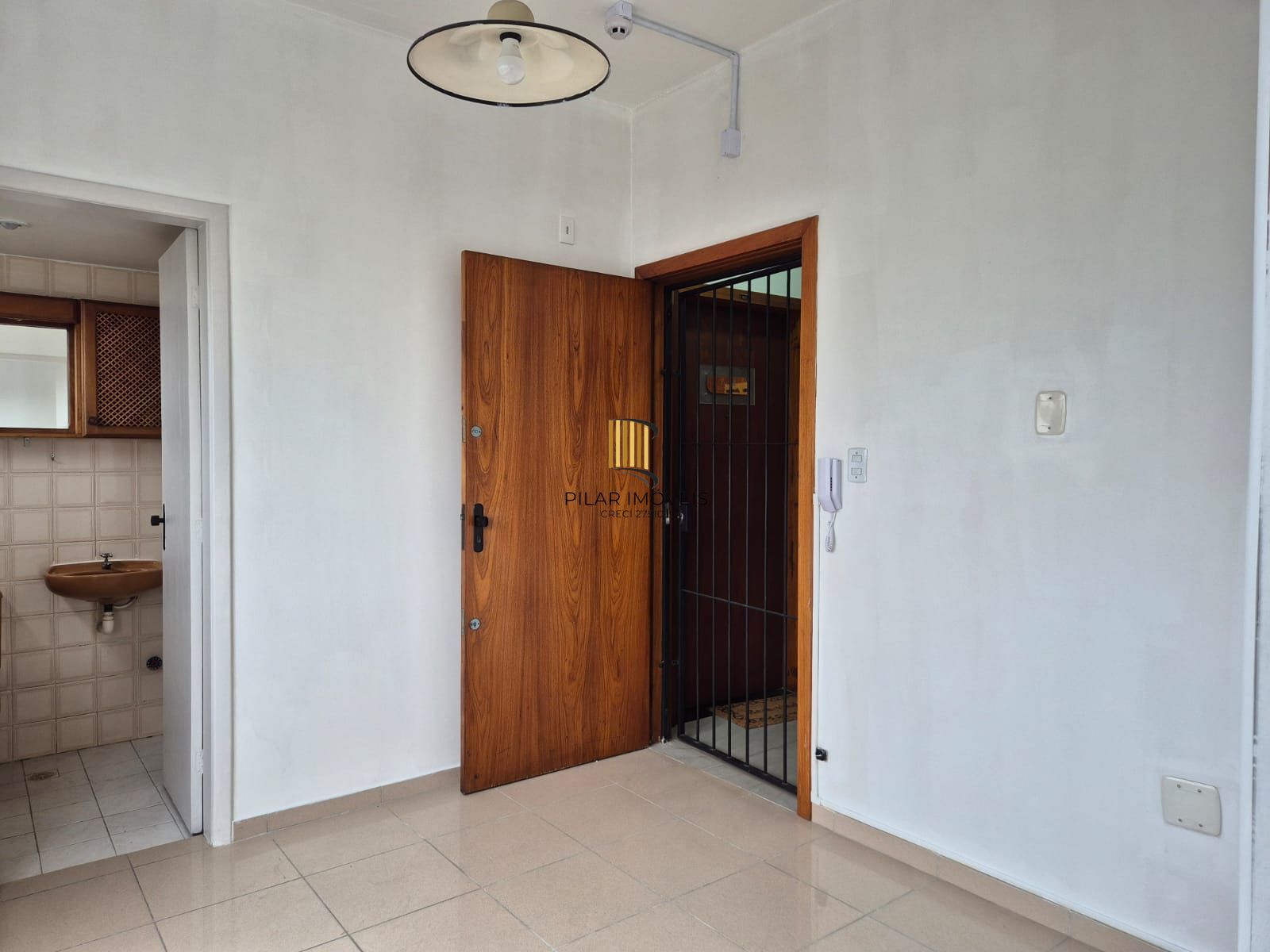 Sala comercial reformada e desocupada
