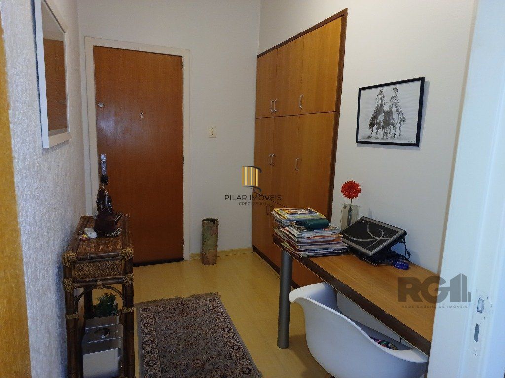 Sala comercial com 20m², andar alto, bem iluminada e ventilada.