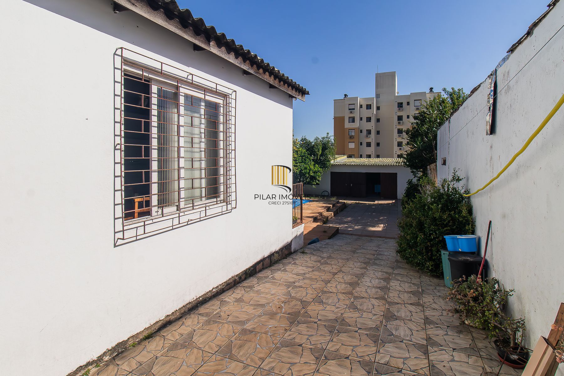 Casa 3 dormitórios, 5 vagas.