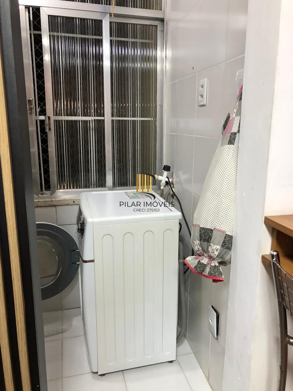 Um dormitório semi mobiliado.