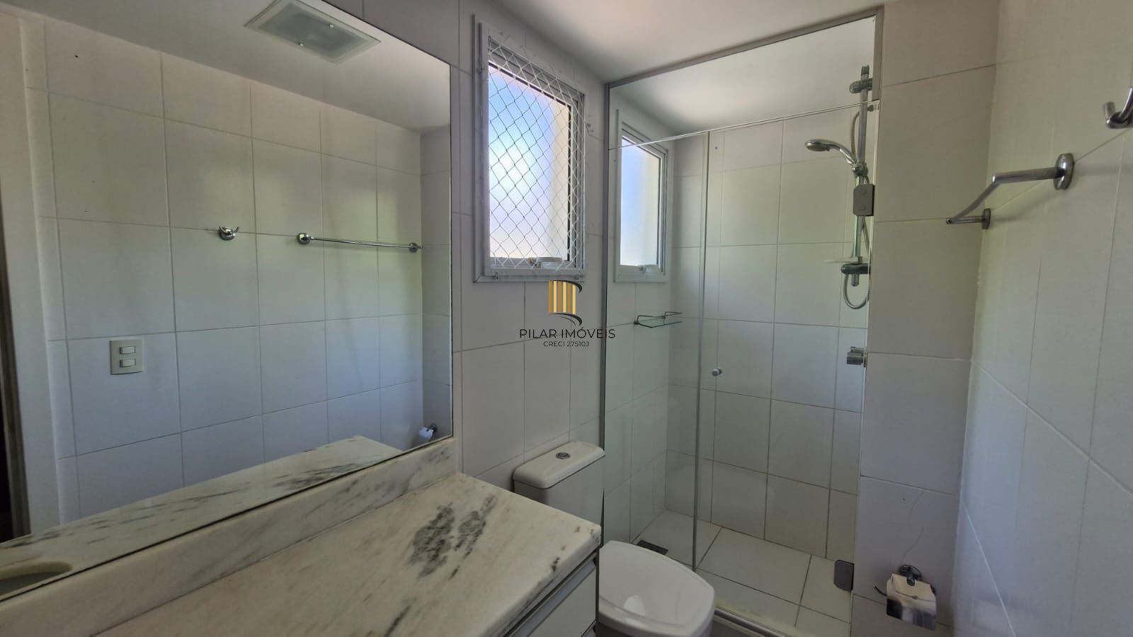 Casa em Condomínio fechado, 5 dormitórios sendo 2 suítes, 5 banheiros, 203 m² de área privativa, 2 garagem cobertas