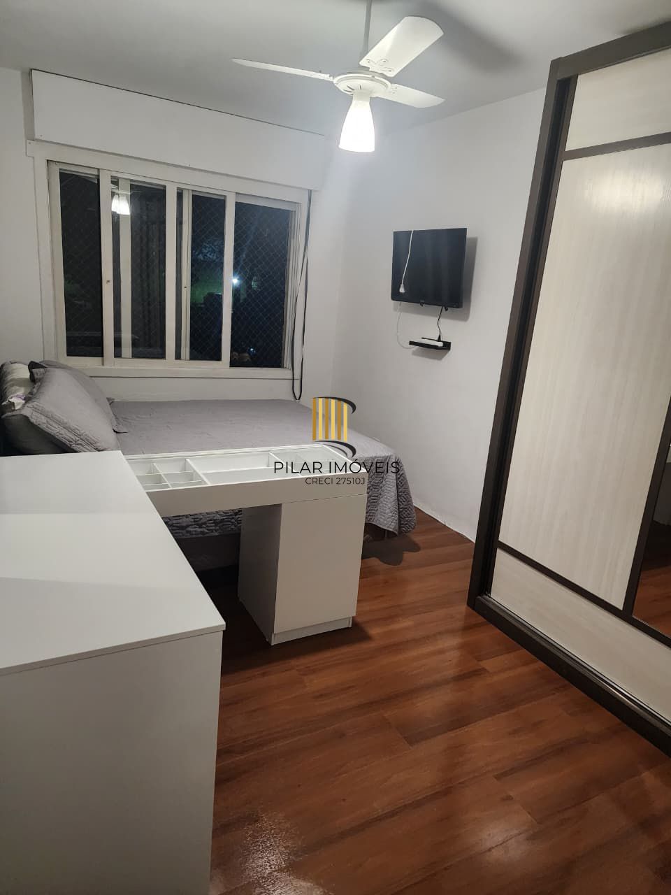 Um dormitório semi mobiliado.