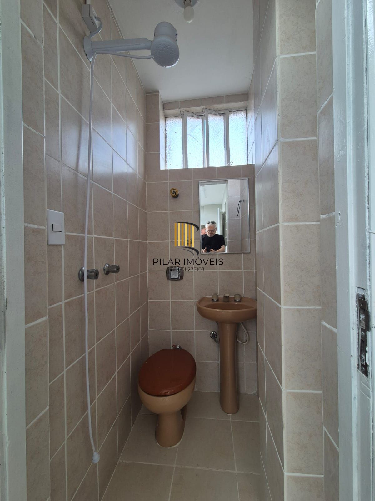 Apto 2D com dependencia completa na Cidade Baixa