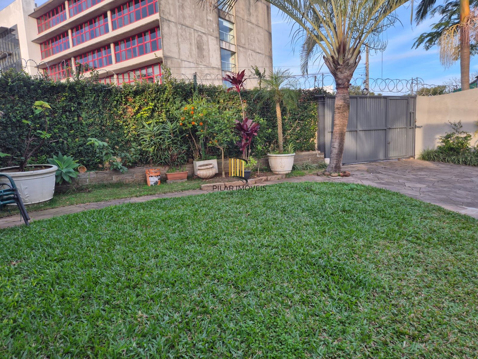 2 Casas independentes em terreno de 480m.