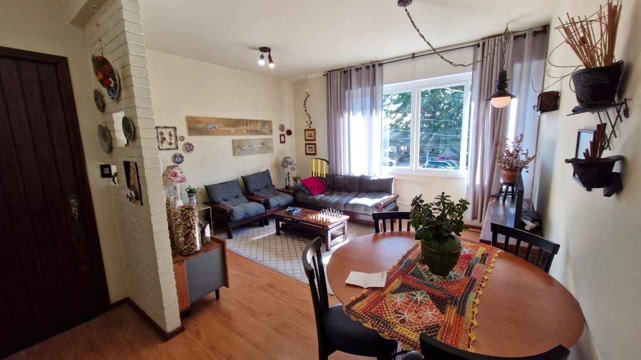 Apartamento no Menino Deus com 2 dormitórios e dependência de empregada com banheiro