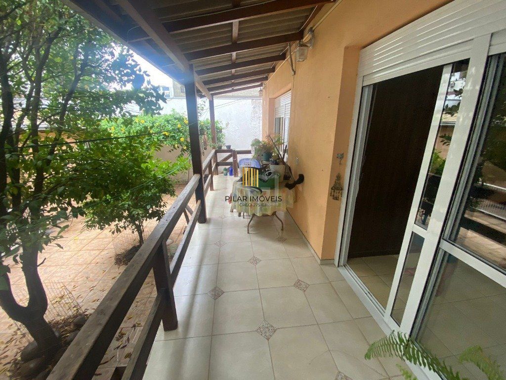 Casa 4 dormitórios - 1 vaga -  330m² Menino Deus