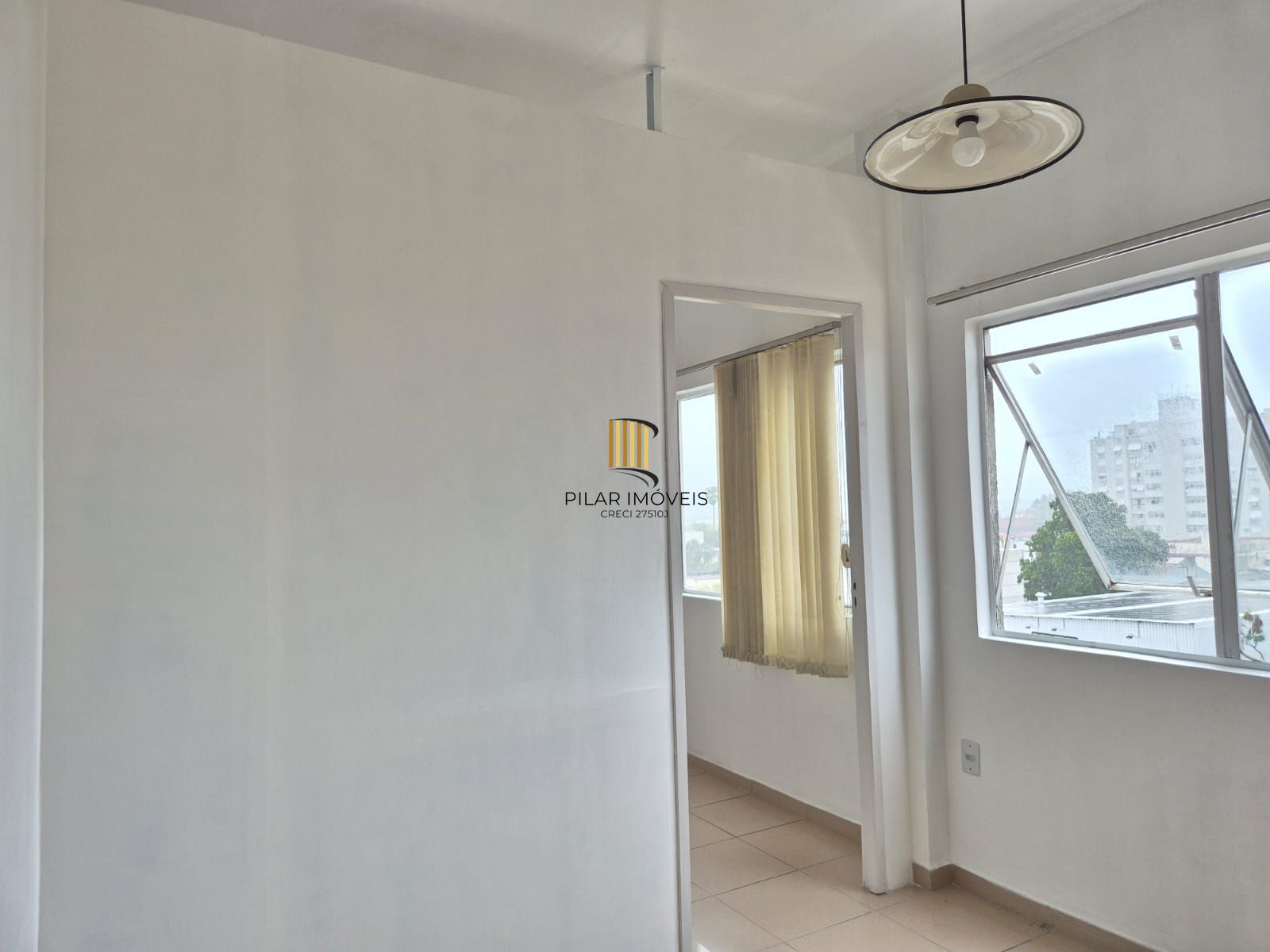Sala comercial reformada e desocupada