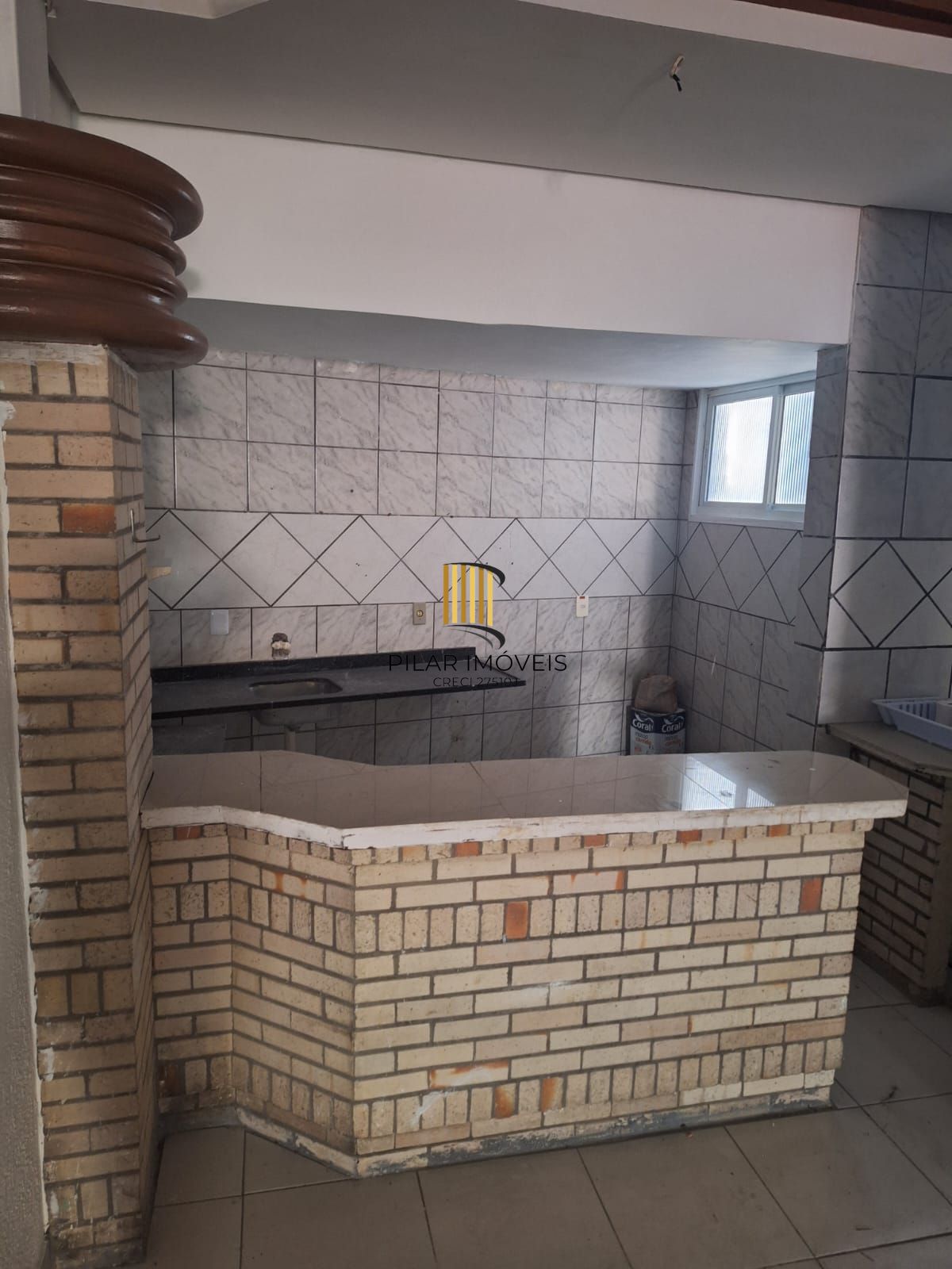 Prédio comercial com 3 andares