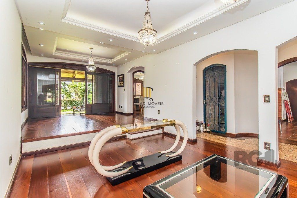 Casa com quatro quartos/dormitórios e muitos ambientes aconchegantes.
