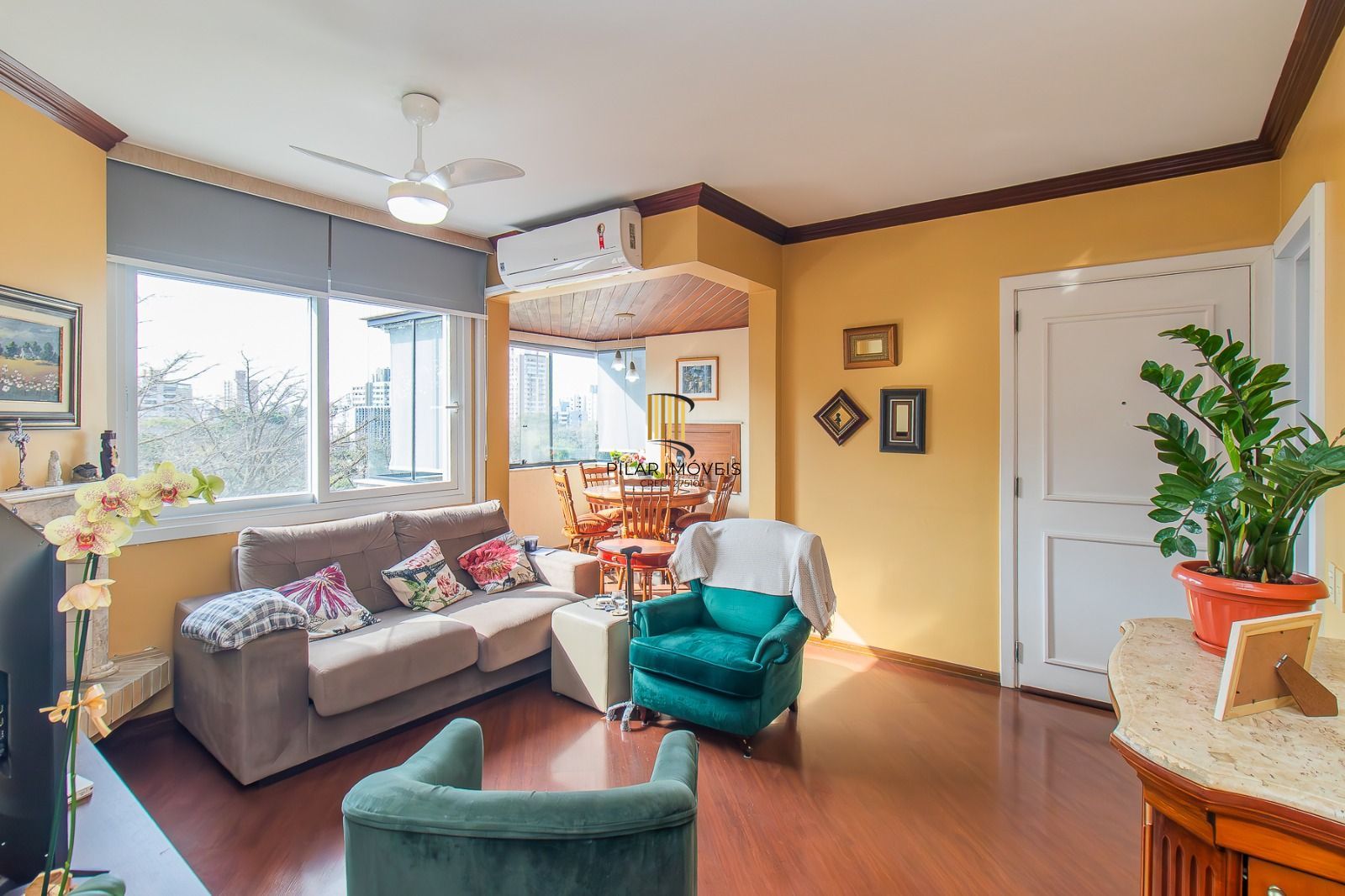 Apartamento panorâmico com três dormitórios, garagem