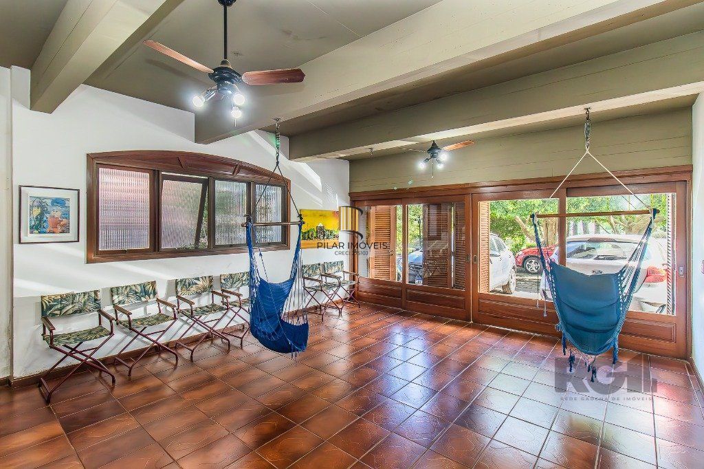 Casa com quatro quartos/dormitórios e muitos ambientes aconchegantes.