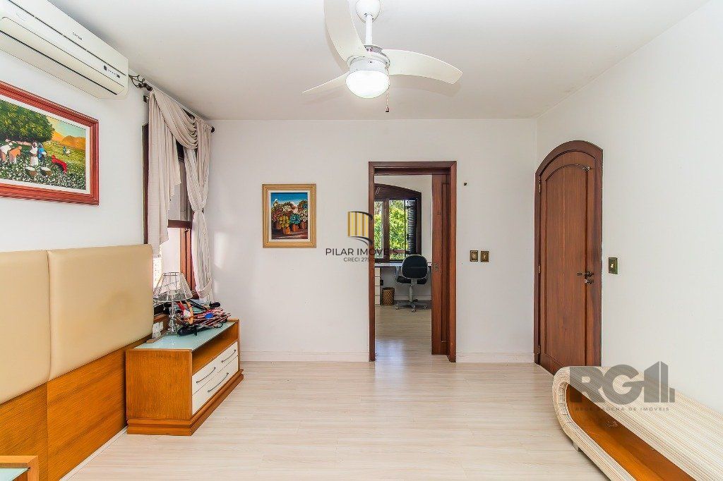 Casa com quatro quartos/dormitórios e muitos ambientes aconchegantes.