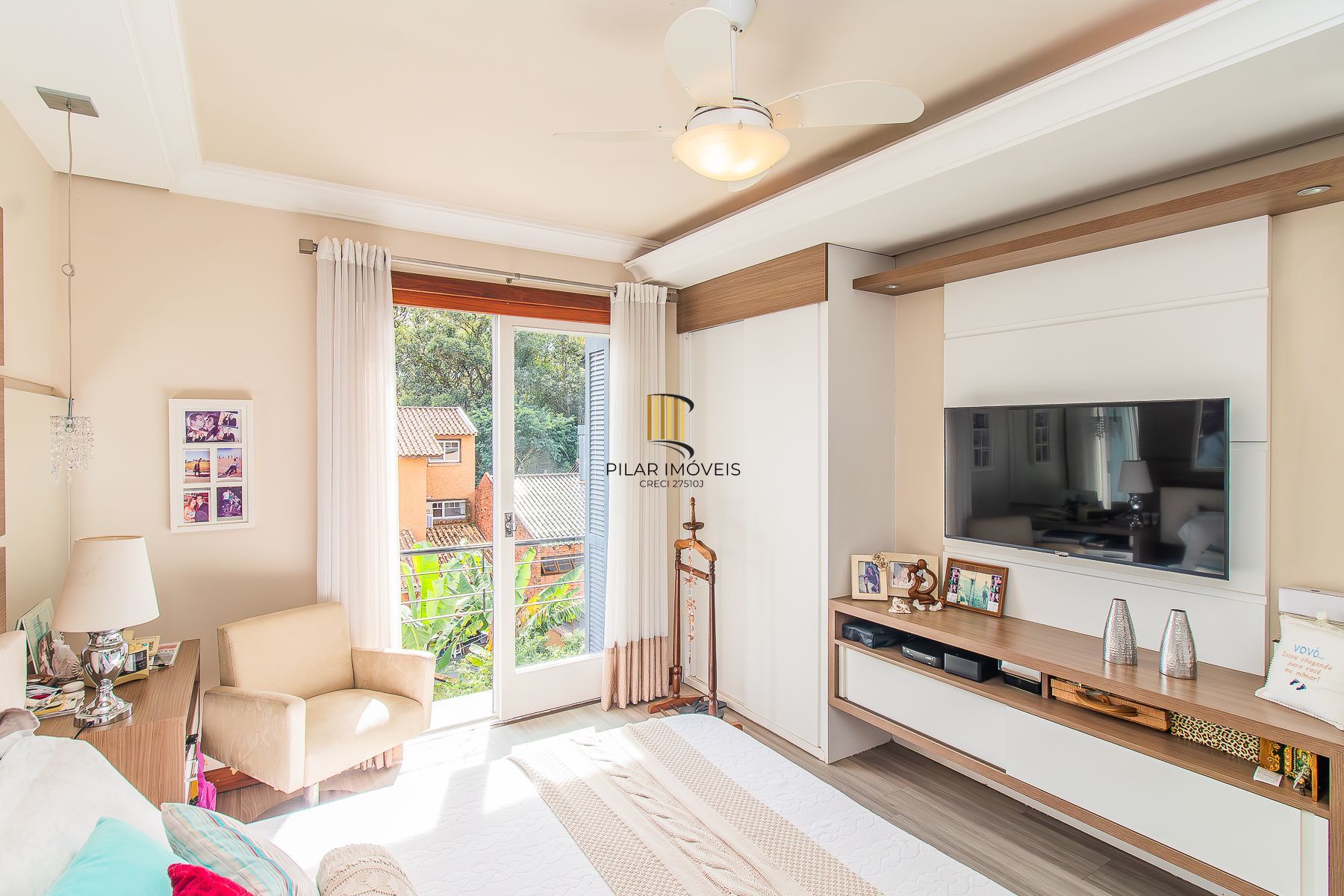 CASA DE 4 DORMITÓRIOS EM CONDOMÍNIO - 320 m² - 4 VAGAS DE GARAGEM