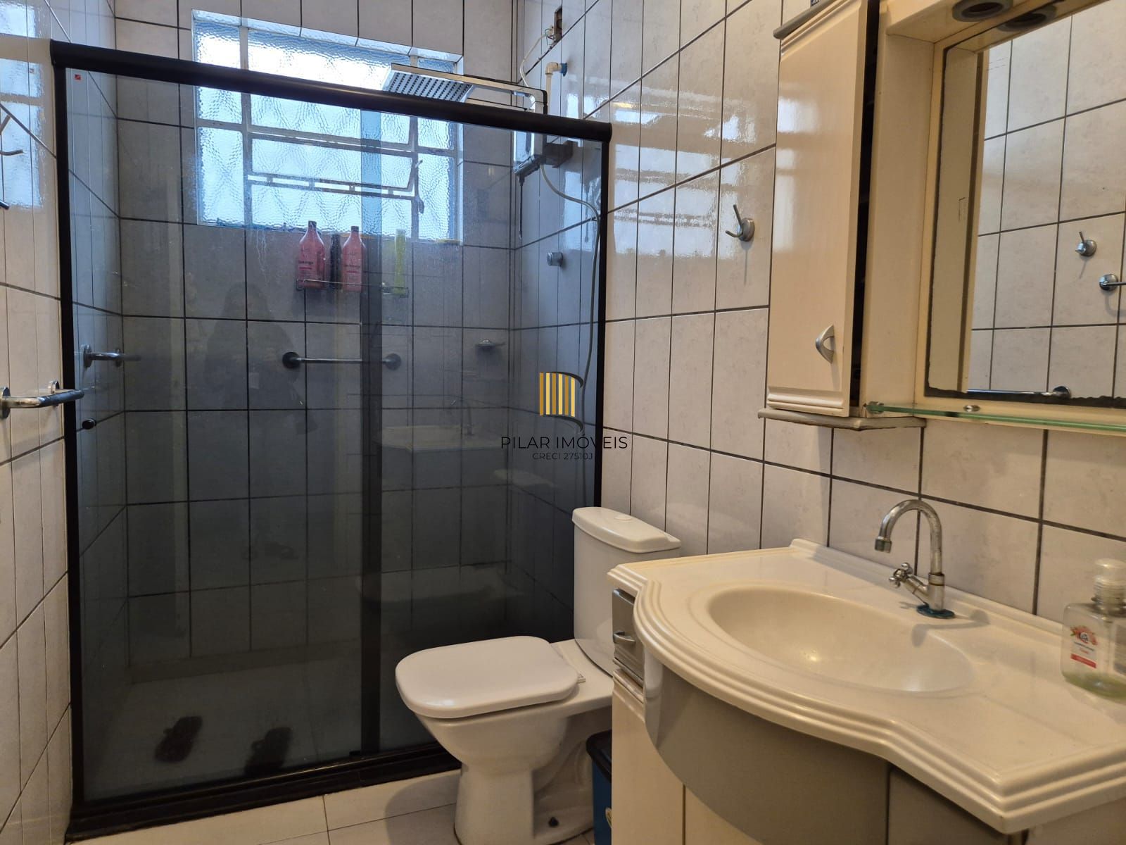 Casa térrea com pátio aos fundos