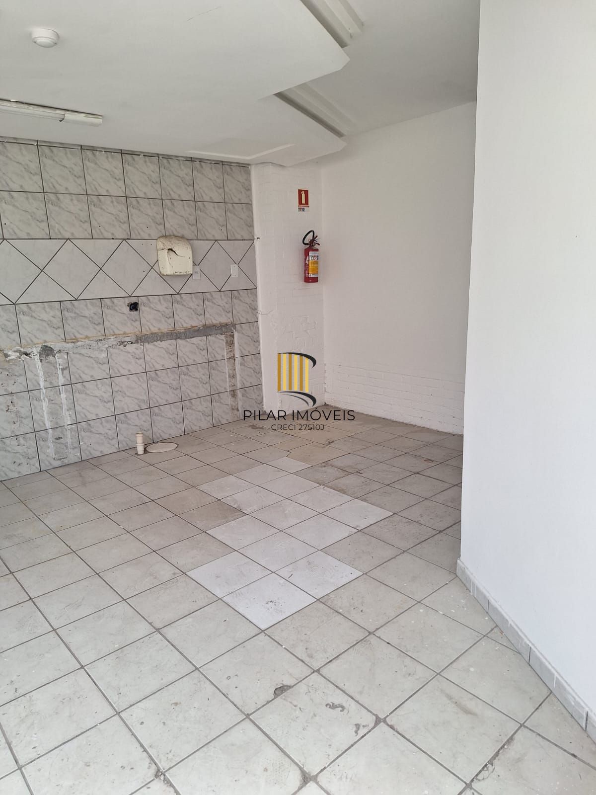 Prédio comercial com 3 andares