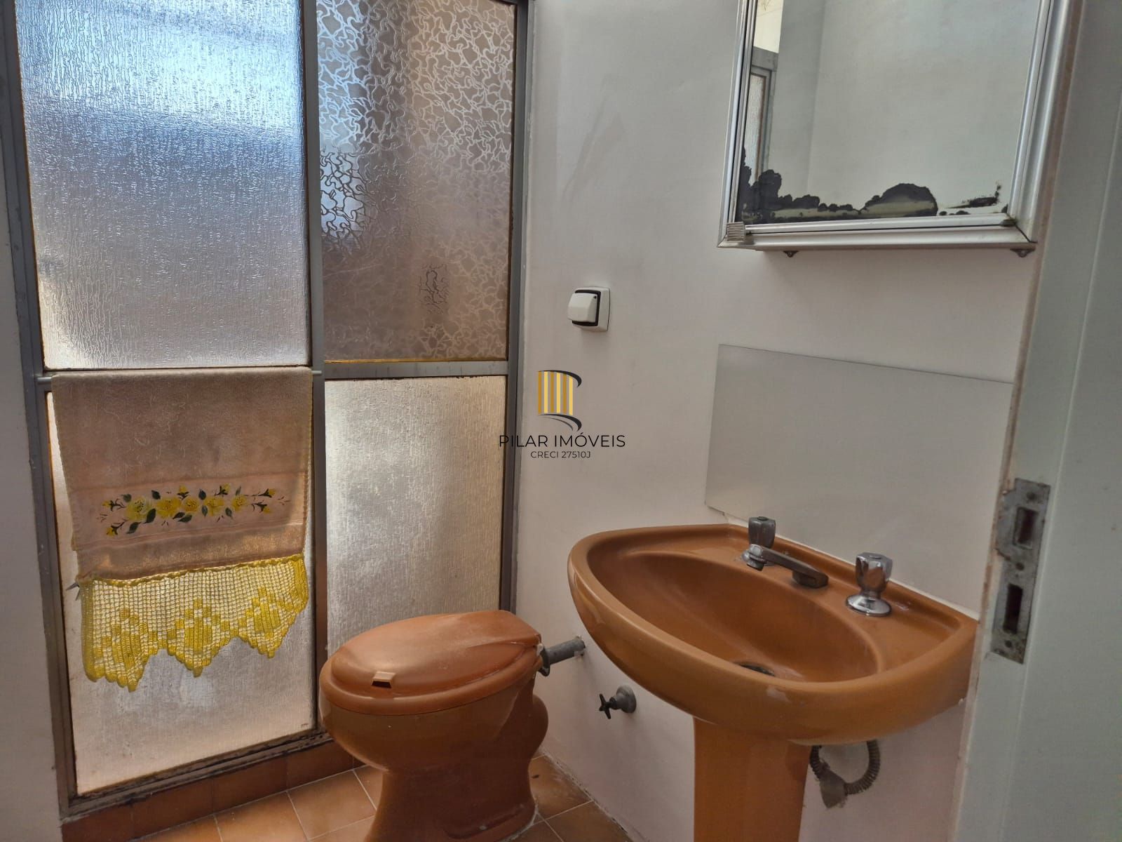 Um dormitório com sacada