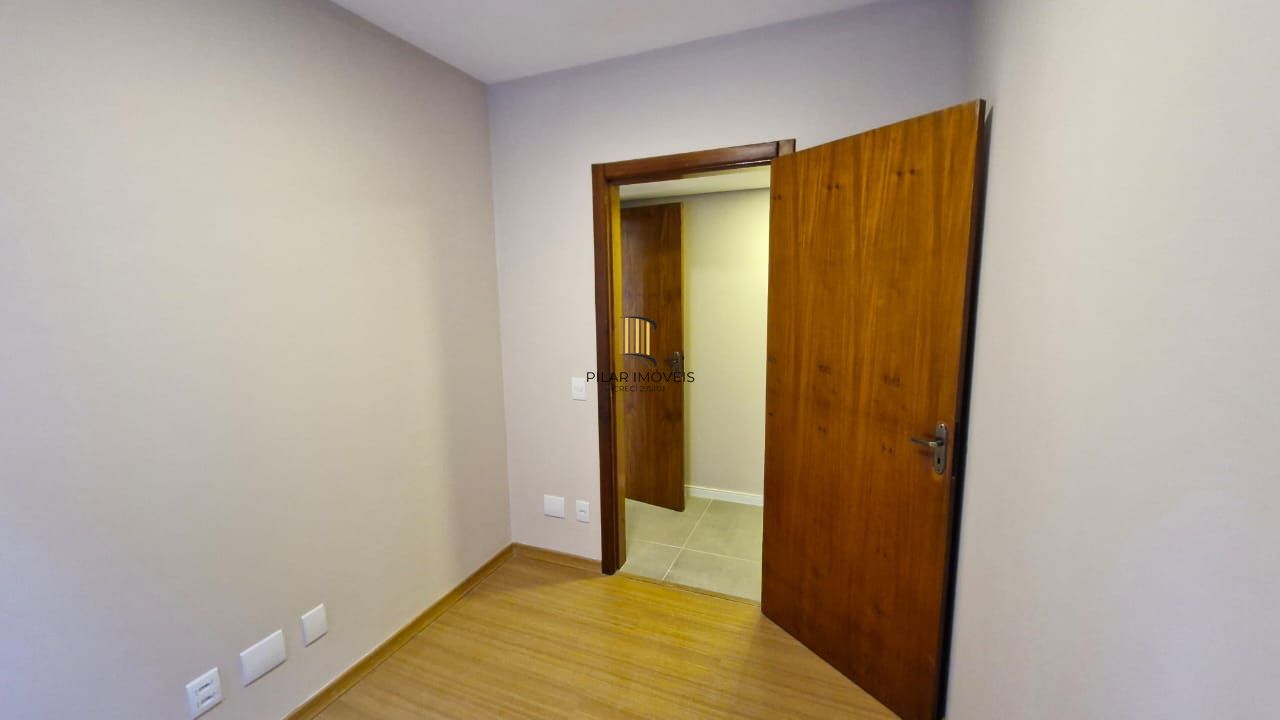 Apartamento todo reformado pronto para morar no Menino Deus