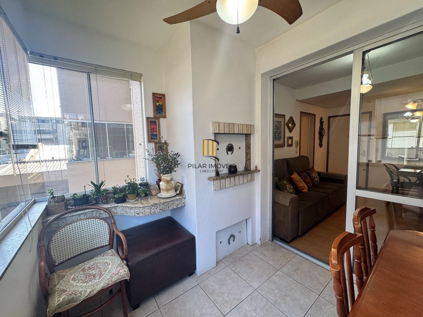 Apartamento dois dormitórios ( uma suíte) garagem/depósito Bairro Menino Deus