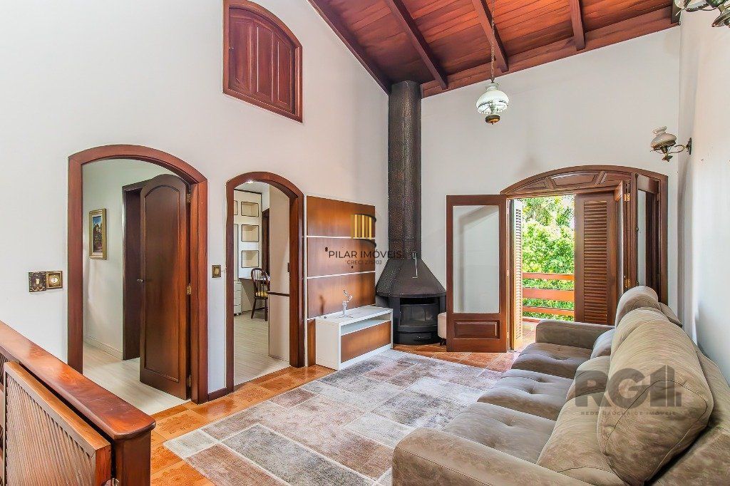Casa com quatro quartos/dormitórios e muitos ambientes aconchegantes.