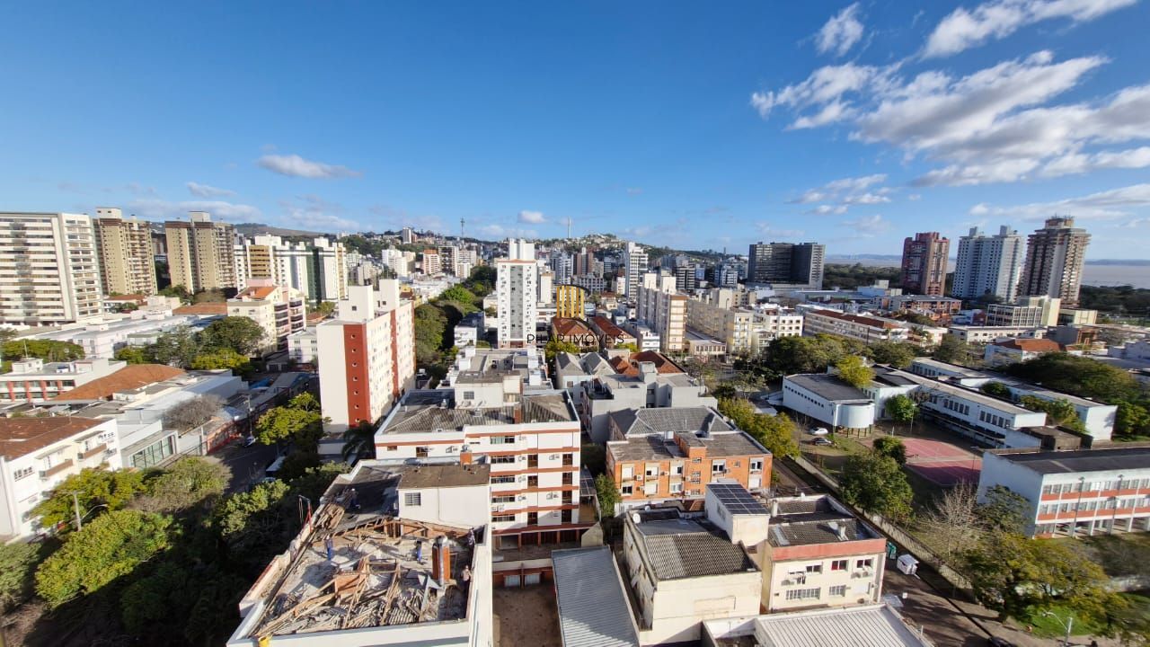 Apartamento impecável de frente no Menino Deus, 103,00 m² de área útil, 2 dormitórios, varanda integrada com churrasqueira, 2 garagens