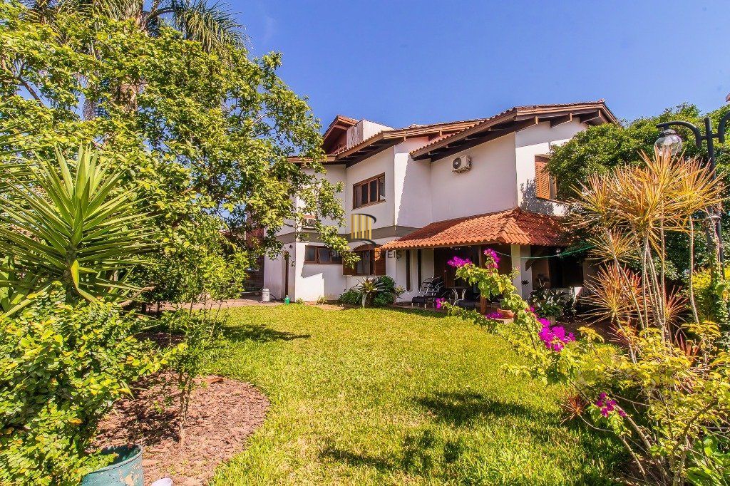 Casa com quatro quartos/dormitórios e muitos ambientes aconchegantes.