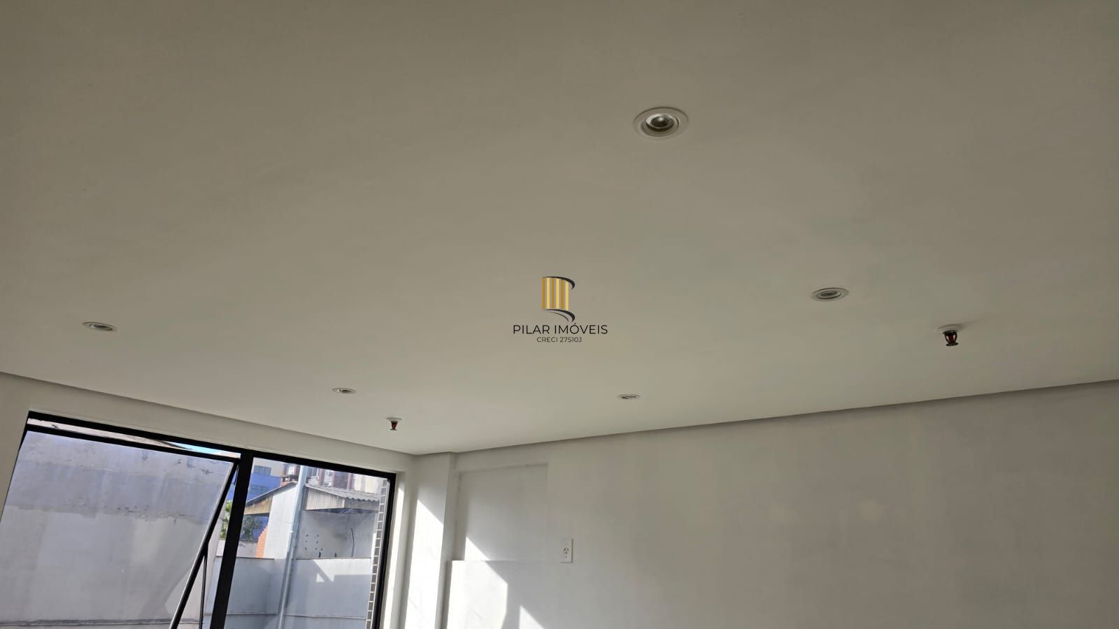 Sala a venda no Menino Deus