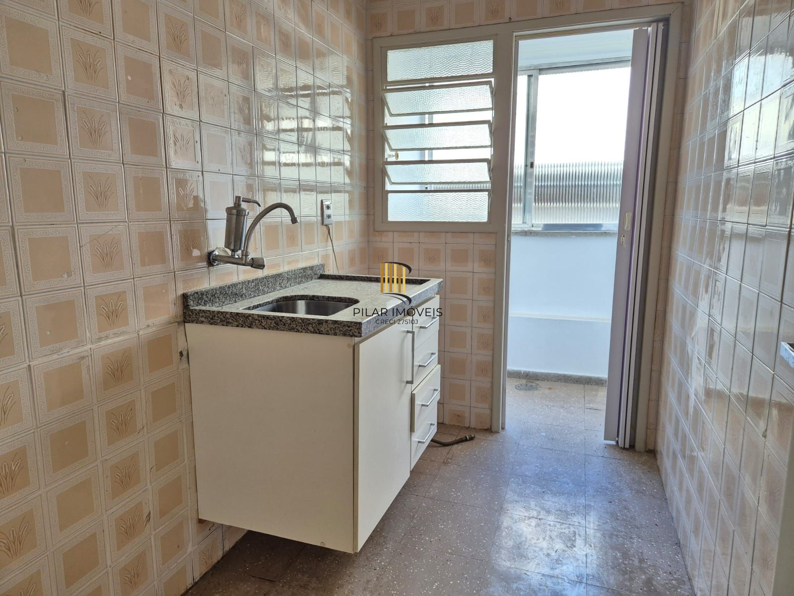 Um dormitório ao lado shoping Lindóia