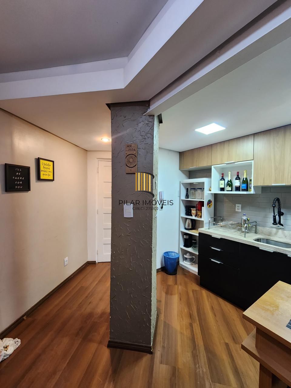 Um dormitório semi mobiliado.