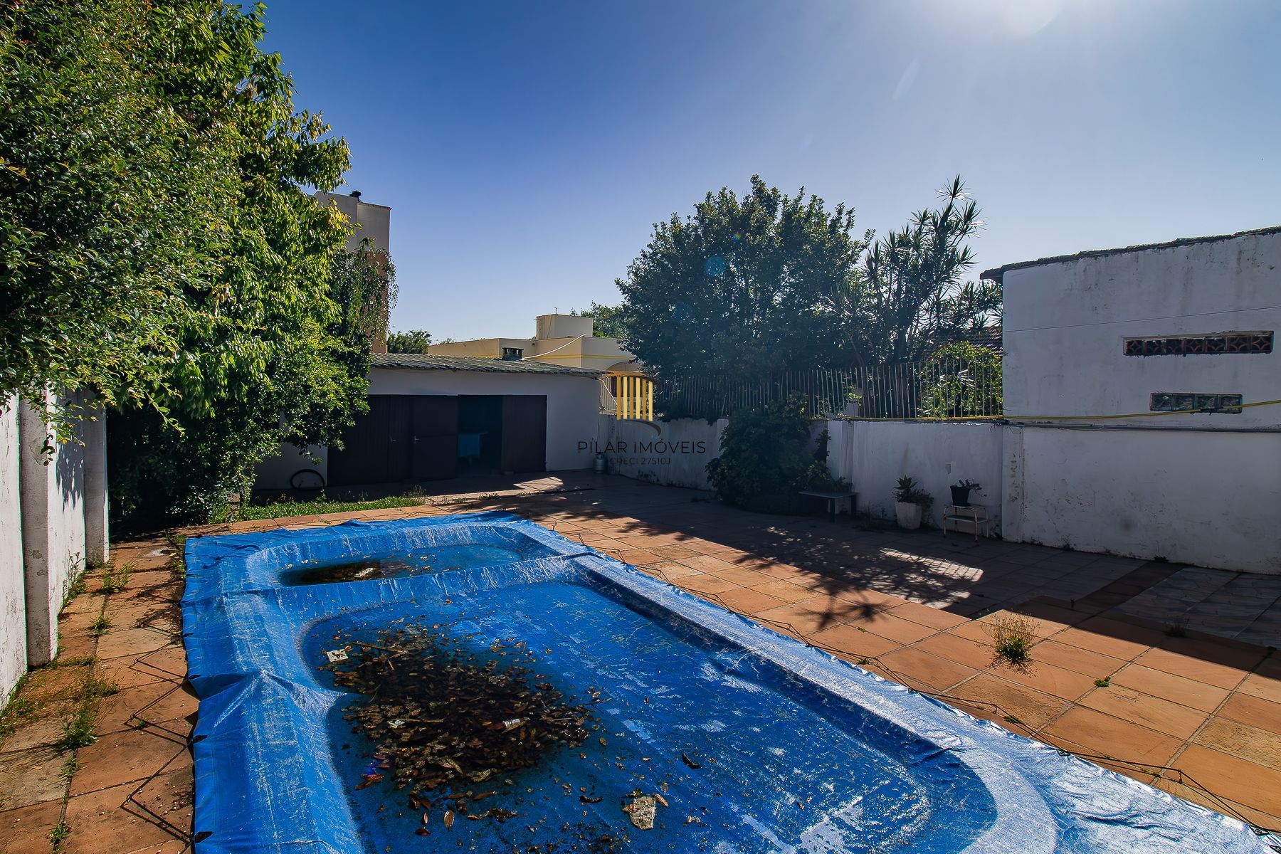 Casa 3 dormitórios, 5 vagas.