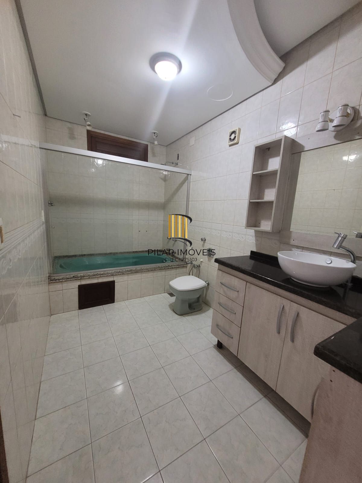 Casa no bairro Ipanema com 291 m² de área privativa e 8 garagens