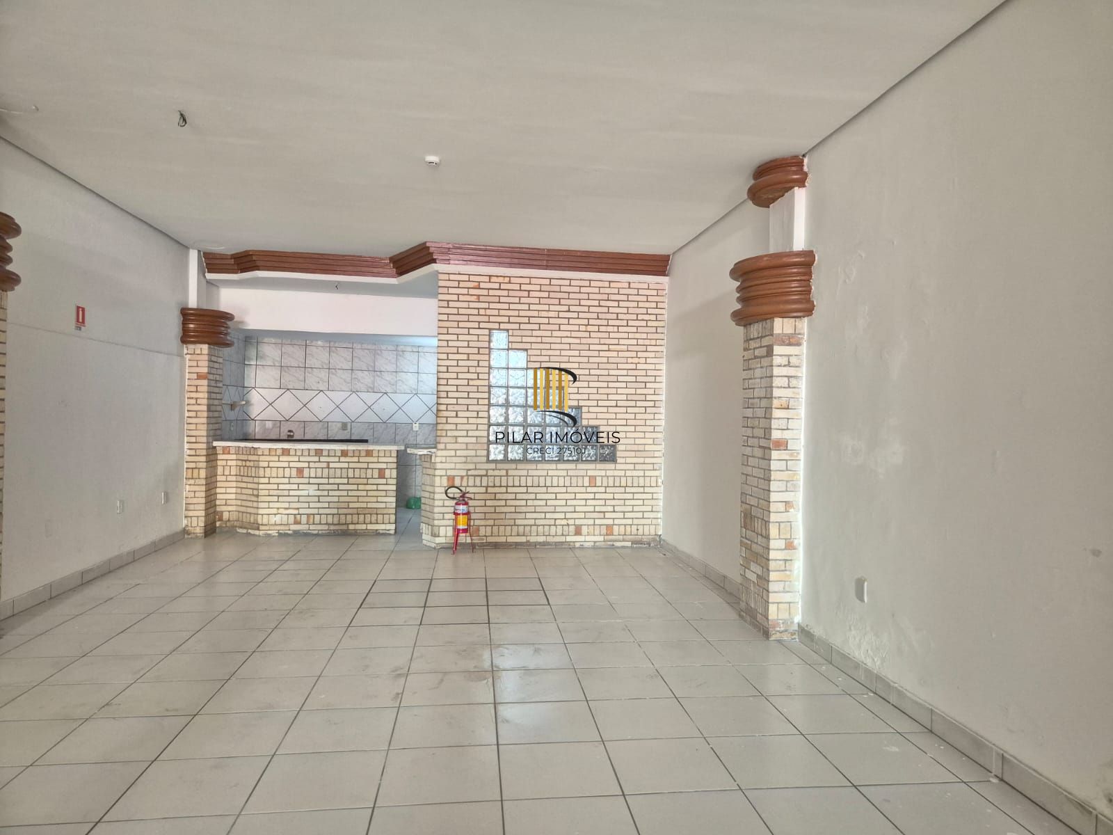 Prédio comercial com 3 andares