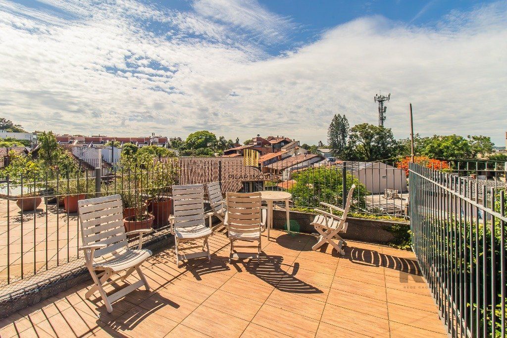 Casa com quatro quartos/dormitórios e muitos ambientes aconchegantes.