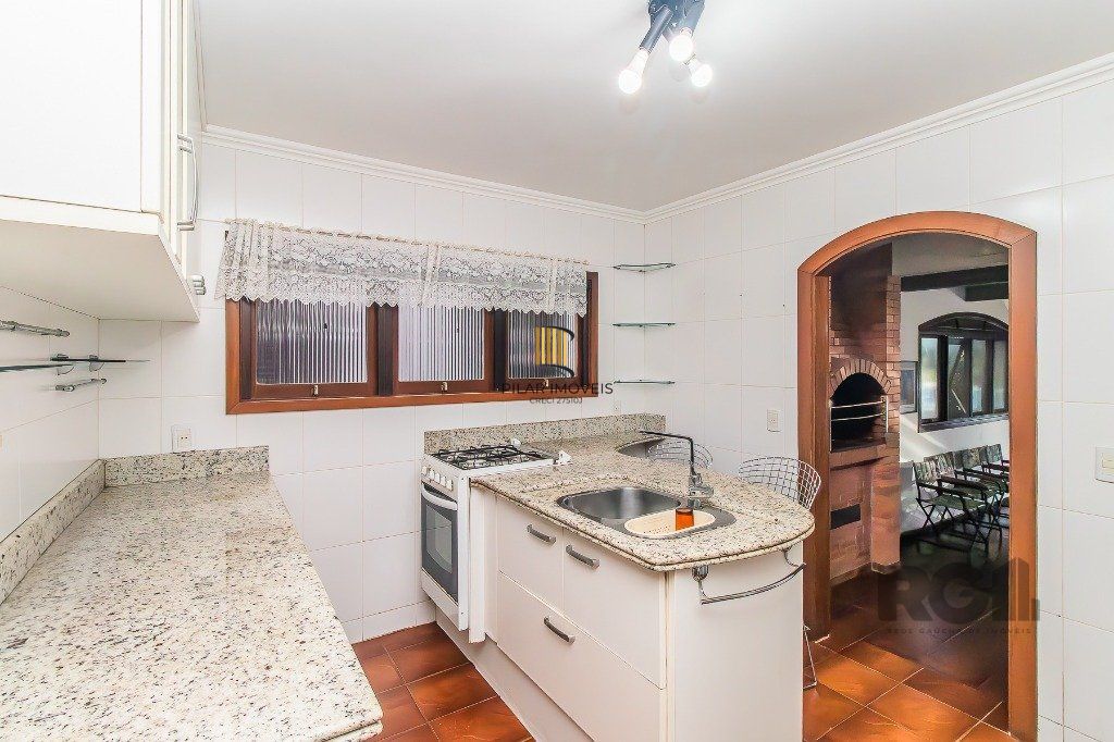 Casa com quatro quartos/dormitórios e muitos ambientes aconchegantes.