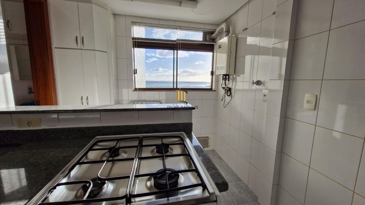 Apartamento impecável de frente no Menino Deus, 103,00 m² de área útil, 2 dormitórios, varanda integrada com churrasqueira, 2 garagens
