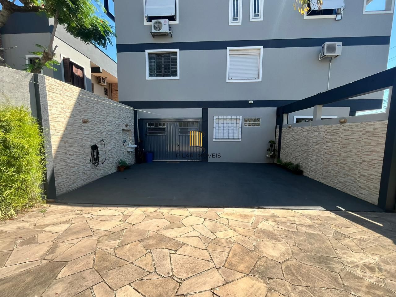 2 Casas independentes em terreno de 480m.