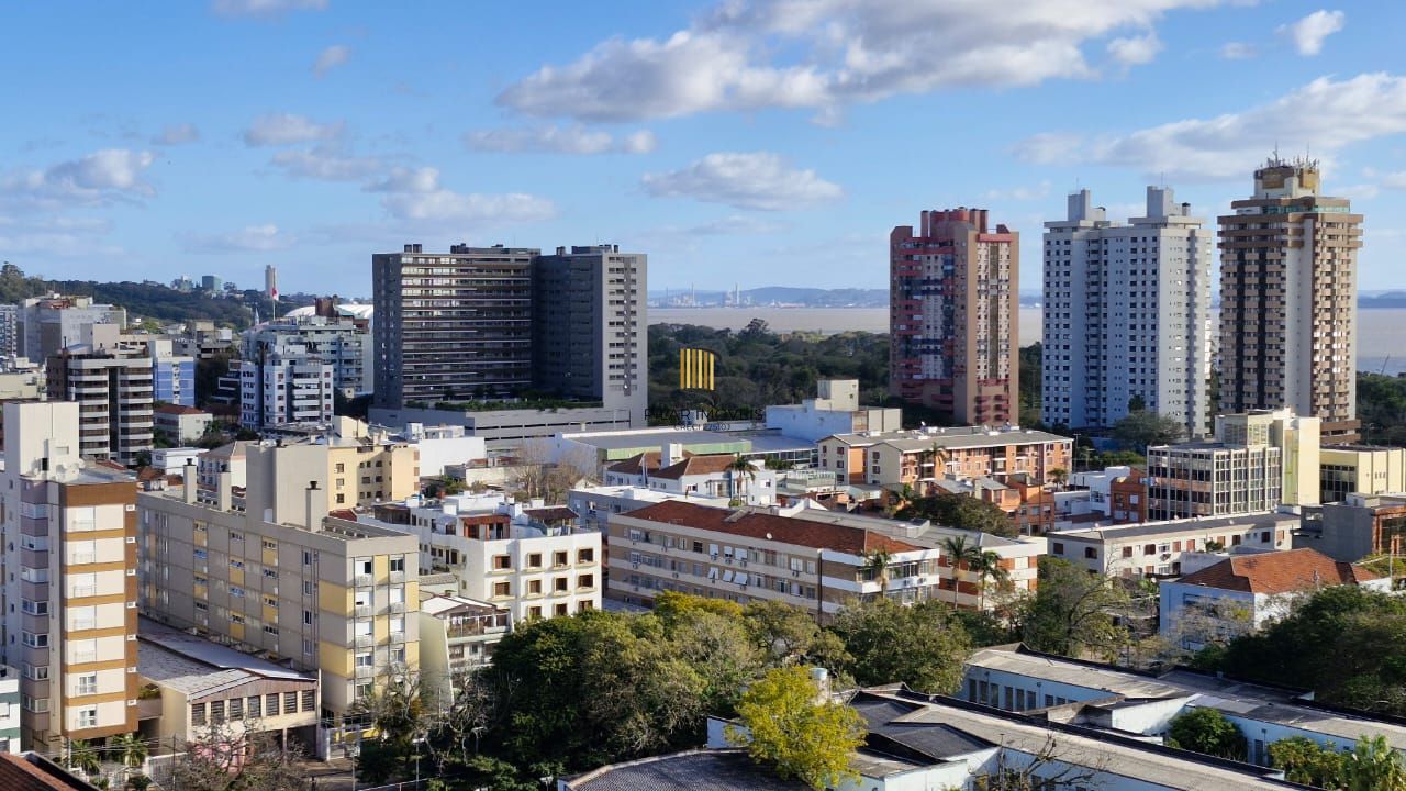 Apartamento impecável de frente no Menino Deus, 103,00 m² de área útil, 2 dormitórios, varanda integrada com churrasqueira, 2 garagens