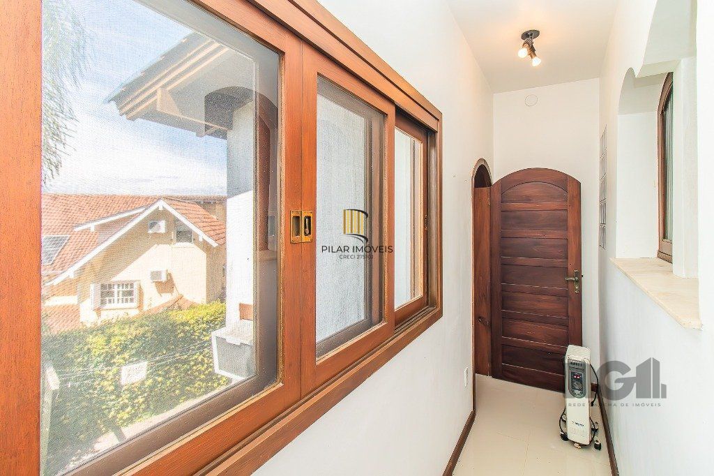 Casa com quatro quartos/dormitórios e muitos ambientes aconchegantes.
