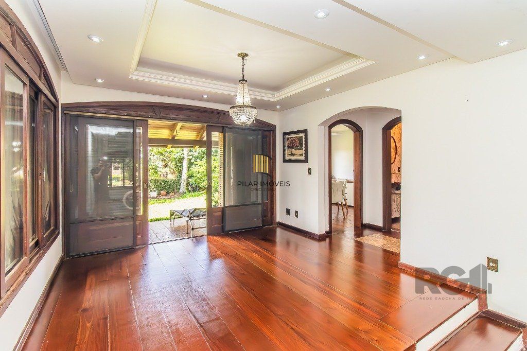 Casa com quatro quartos/dormitórios e muitos ambientes aconchegantes.
