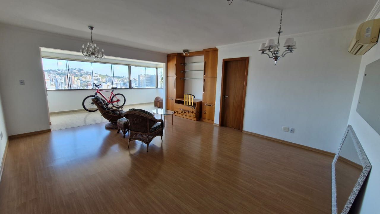 Apartamento impecável de frente no Menino Deus, 103,00 m² de área útil, 2 dormitórios, varanda integrada com churrasqueira, 2 garagens