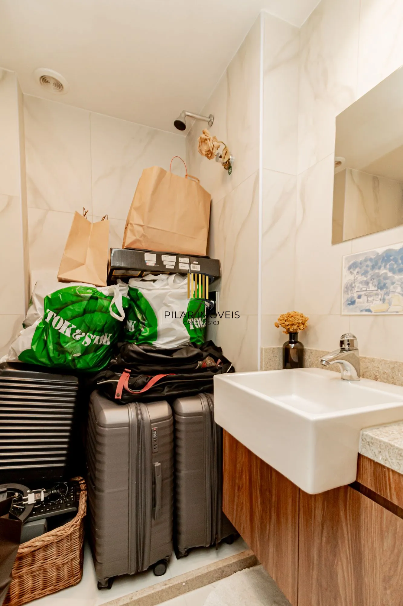 Mobiliado, piso aquecido, 3  suítes, 3 vagas  e infraestrutura.