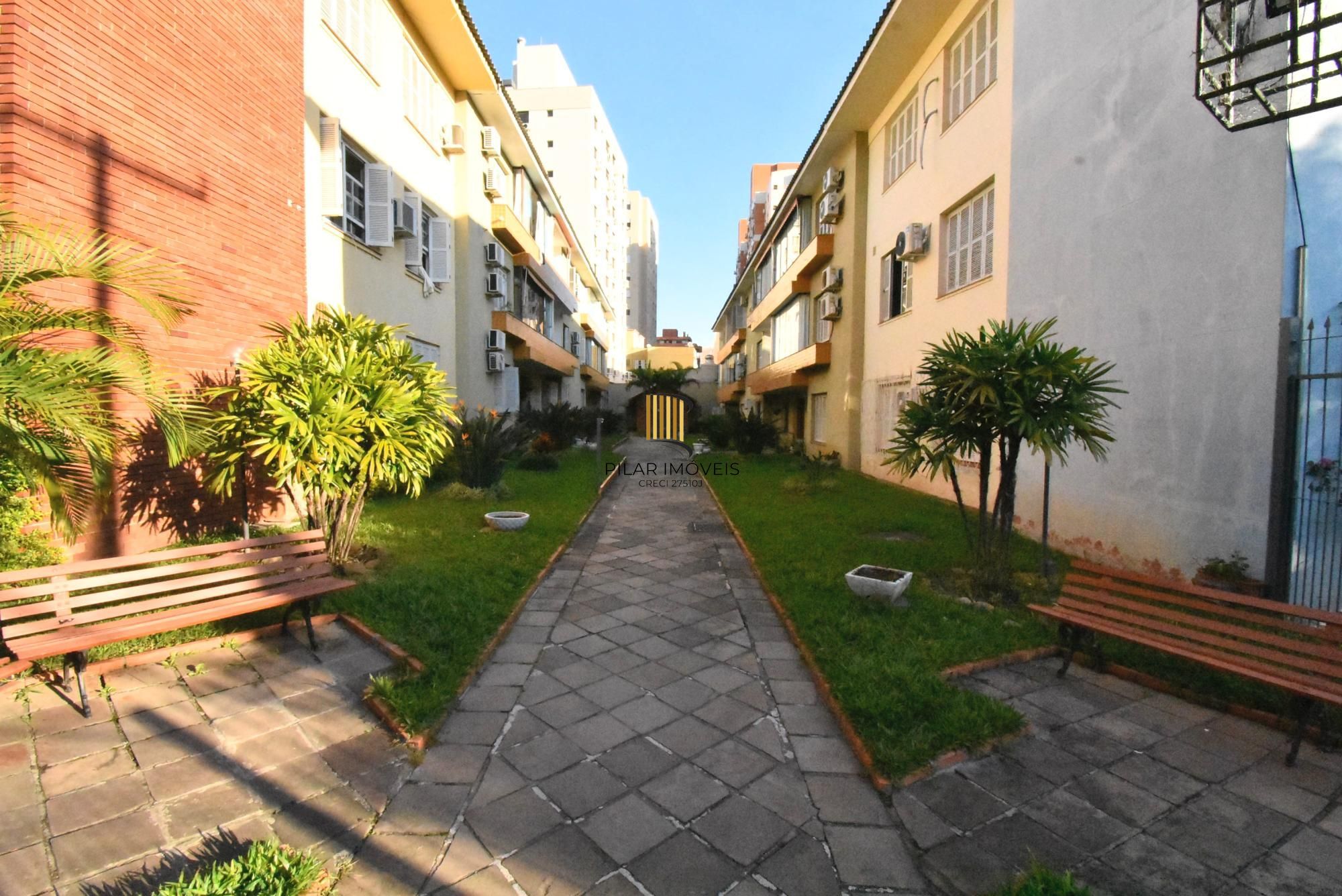 Apartamento de 4dormitórios, sendo uma suite churrasqueira e sacada 85m2 bairro Menino Deus.
