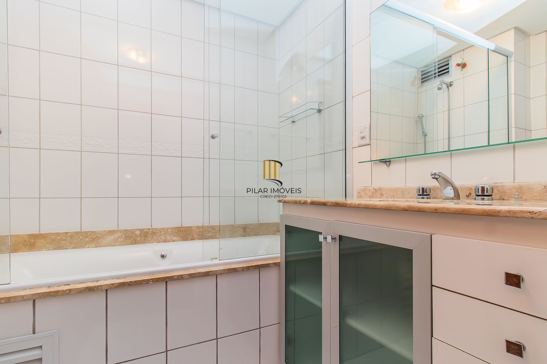 Apartamento semi mobiliado, impecável, com 126m² privativo.