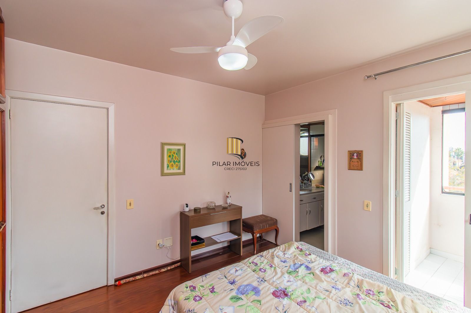 Apartamento panorâmico com três dormitórios, garagem