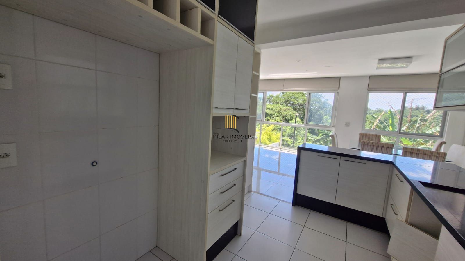 Casa em Condomínio fechado, 5 dormitórios sendo 2 suítes, 5 banheiros, 203 m² de área privativa, 2 garagem cobertas