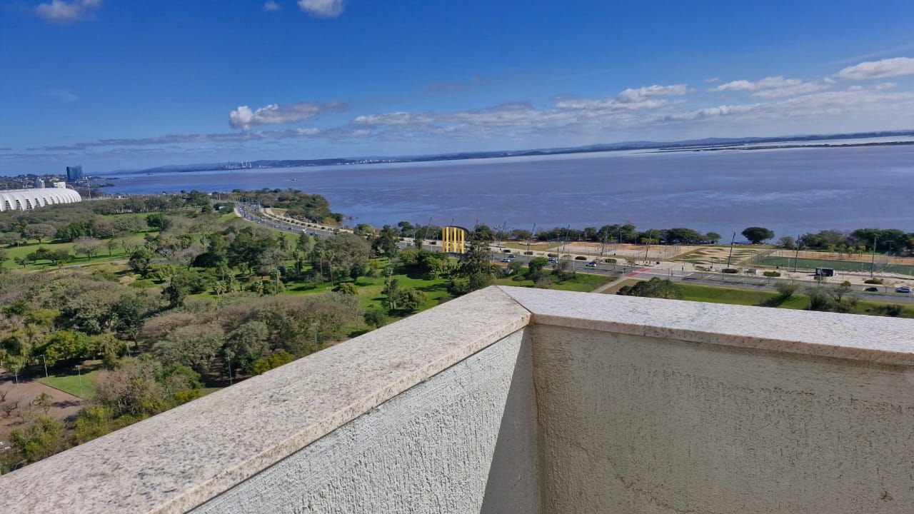 Apartamento de frente para o Guaíba/Parque Marinha do Brasil, com 3 dormitórios, 2 garagens cobertas